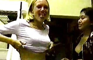 XXX Hermosa rubia consigue su agujero penetrado en la sala de pornos colombiana estar